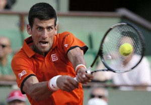 Novak Djokovic of Serbia returns the ball to Andy Murray of Britain during their men's semi-final match at the French Open tennis tournament at the Roland Garros stadium in Paris, France, June 5, 2015.         REUTERS/Gonzalo Fuentes - RTX1FA5V