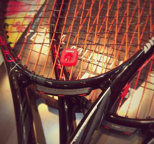 部活などでテニスをはじめる方に 2 かっこいいラケットあります 渋谷店テニスサポートセンター